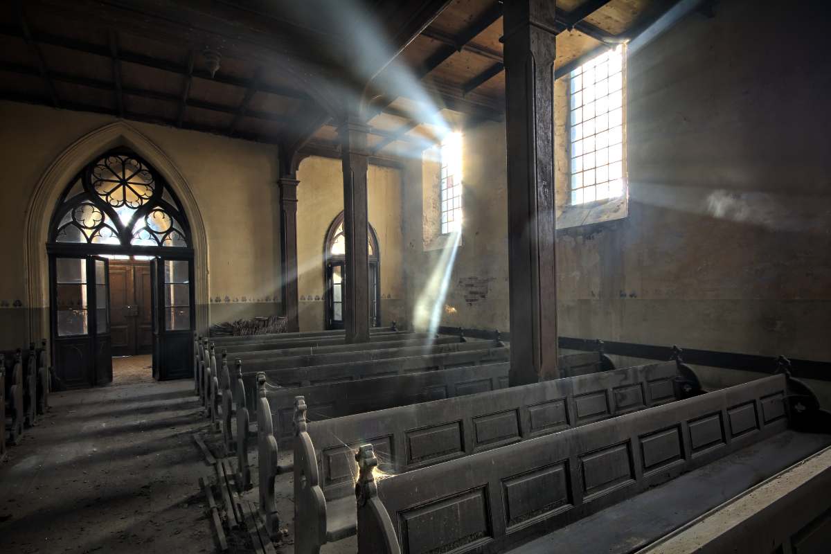 Chiesa macabra con riflesso della luce che entra dalla finestra