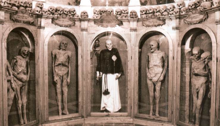 Mummie esposte nella Chiesa dei morti a Urbania