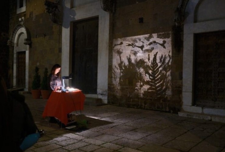 Donna proietta con luci