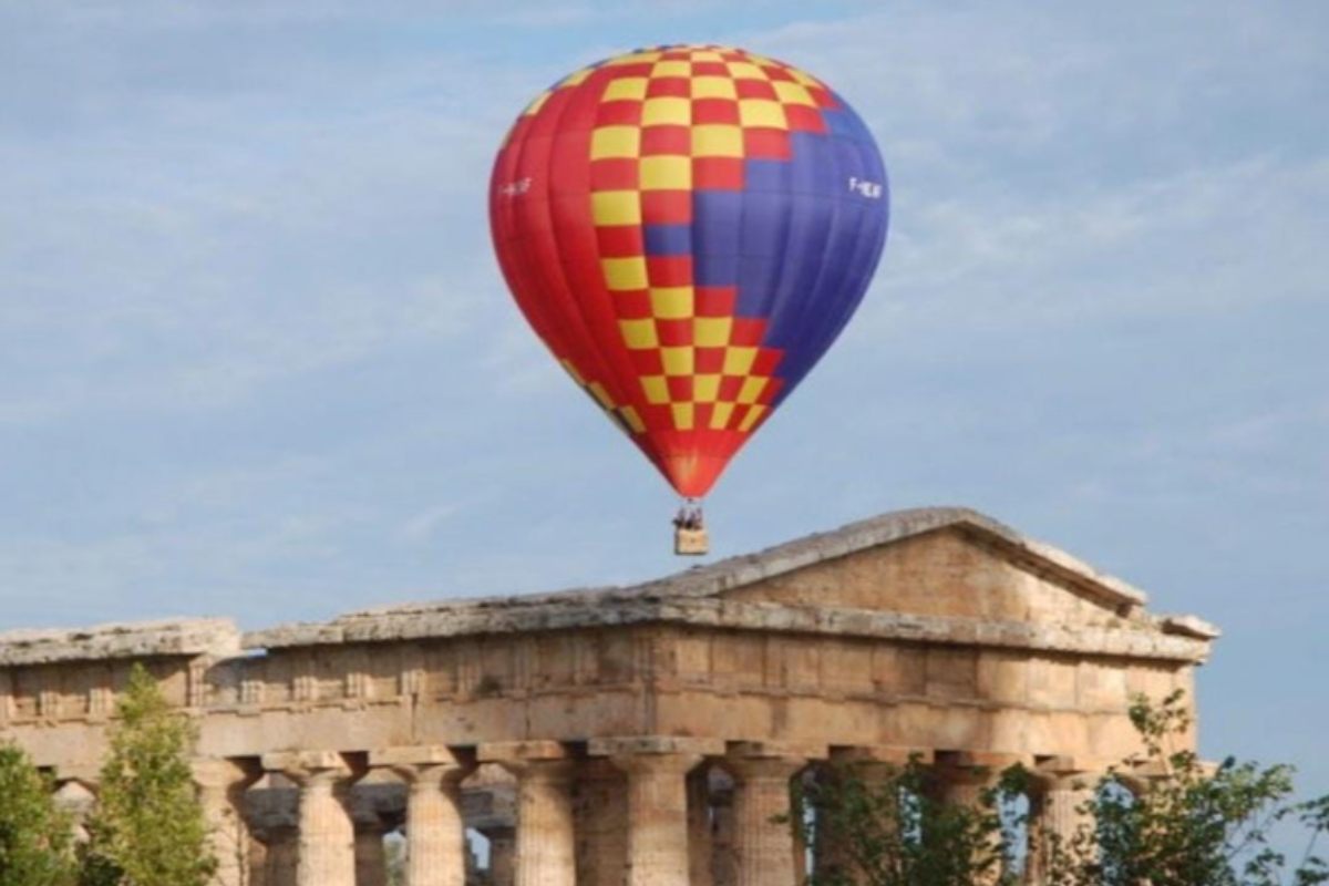 Mongolfiera e tempio di Paestum