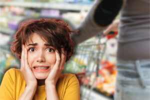 donna al supermercato e un'altra spaventata