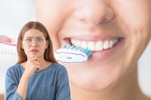 collage ragazza preoccupata e donna che si lava i denti