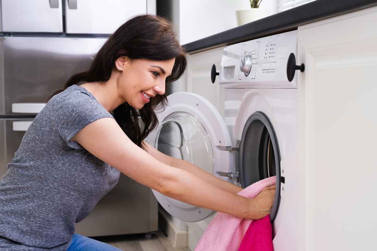 donna che prende i panni dalla lavatrice