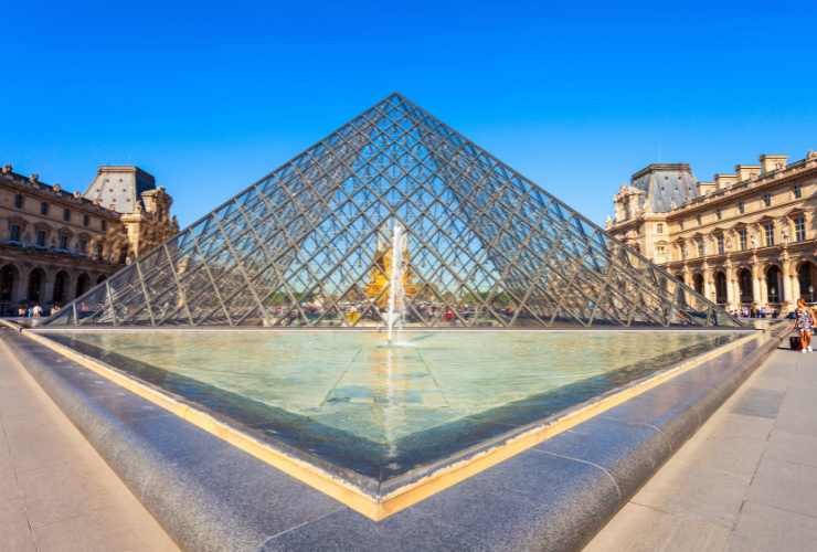 piramide del museo del louvre