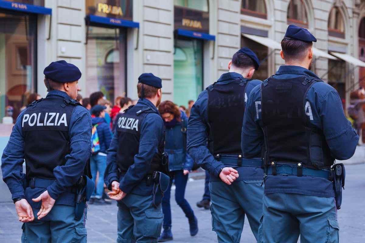 poliziotti schierati