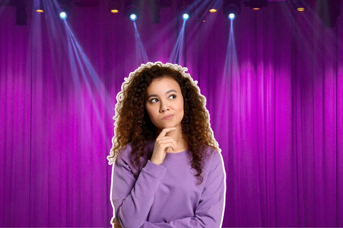 ragazza pensierosa e teatro